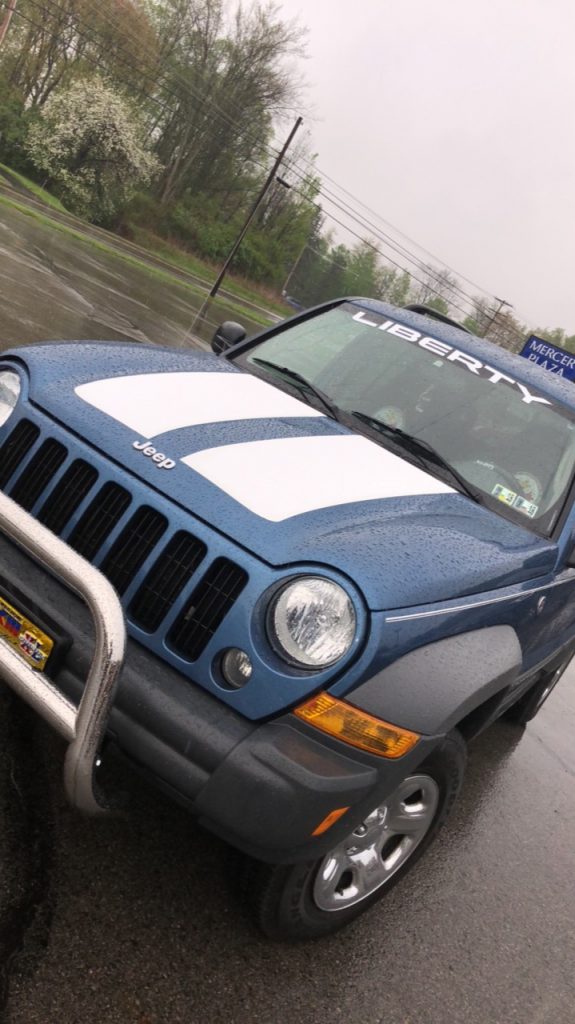 Jeeplibertyhoodblackoutdoublestripeantiglarevinylsticker